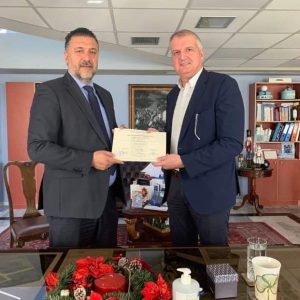 1673108036710 Παράδοση στον Δήμαρχο Παλαιού Φαλήρου των Πιστοποιητικών Επιμόρφωσης στελεχών του Δήμου στο πλαίσιο του Εκπαιδευτικού Προγράμματος «Διοίκηση ΟΤΑ»