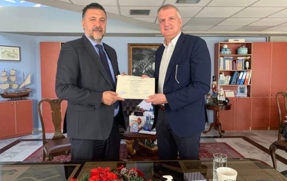 1673108036710 Παράδοση στον Δήμαρχο Παλαιού Φαλήρου των Πιστοποιητικών Επιμόρφωσης στελεχών του Δήμου στο πλαίσιο του Εκπαιδευτικού Προγράμματος «Διοίκηση ΟΤΑ»