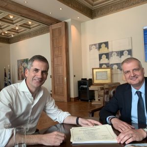 1681231563329 Παράδοση στον Δήμαρχο Αθηναίων των Πιστοποιητικών Επιμόρφωσης στελεχών του Δήμου στο πλαίσιο του Εκπαιδευτικού Προγράμματος «Διοίκηση ΟΤΑ»