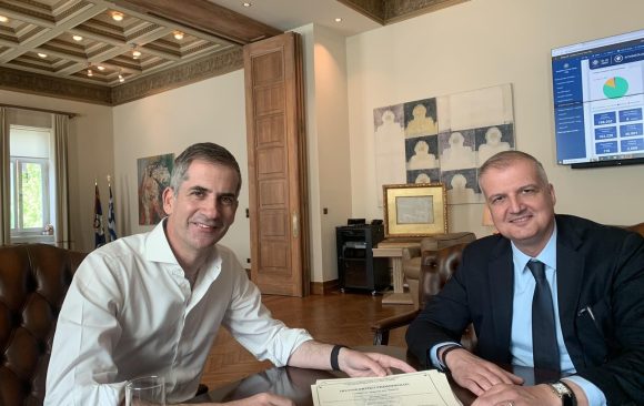 1681231563329 Παράδοση στον Δήμαρχο Αθηναίων των Πιστοποιητικών Επιμόρφωσης στελεχών του Δήμου στο πλαίσιο του Εκπαιδευτικού Προγράμματος «Διοίκηση ΟΤΑ»